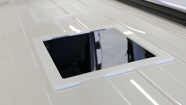 Adaptační rámeček pro VW T5/T6/T6.1 přiložený ke karoserii vozidla. obr.: Adaptační rámeček pro VW T5/T6/T6.1 přiložený ke karoserii vozidla.