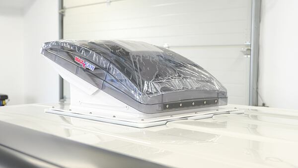Střešní ventilátor MaxxFan Deluxe instalovaný pomocí distančního rámečku pro VW T5/T6/T6.1 na střeše VW T5. Střešní ventilátor MaxxFan Deluxe instalovaný pomocí distančního rámečku pro VW T5/T6/T6.1 na střeše VW T5.