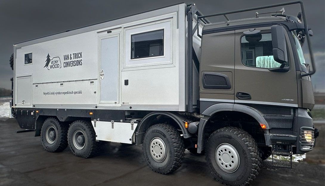 Dům na kolech, bez nadsázky. Obytný Mercedes-Benz Arocs 8x8 (videoprohlídka)